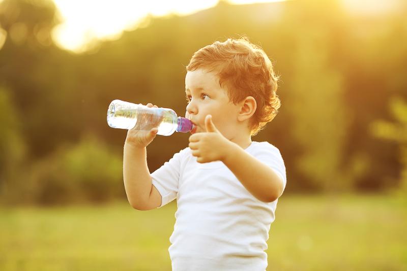 Причины и советы: почему ребенок пьет много воды ночью?