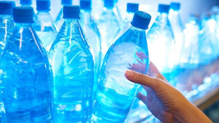 На лондонском марафоне вместо пластиковых бутылок раздавали водорослевые капсулы с питьем